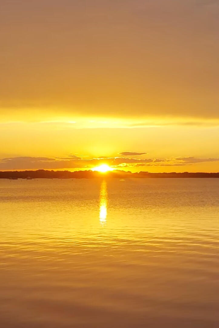 actividades de yoga, wellness, minfulness y meditación en un velero en las playas de ibiza y formentera mientras navegamos y hacemos turismo local y responsable
