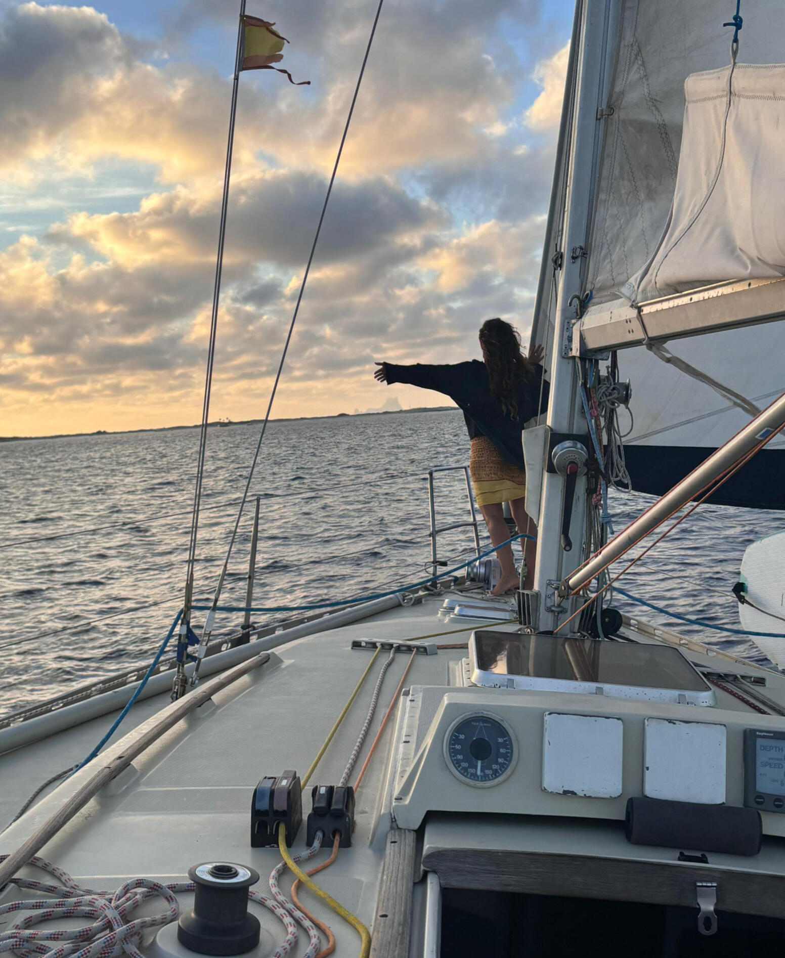 Paseando en el retiro de bienestar náutico en Formentera a bordo del velero Paradise yoga a bordo, sesiones de breathwork, paseos conscientes por la playa de ibiza y formentera en velero sostenible en las islas Baleares